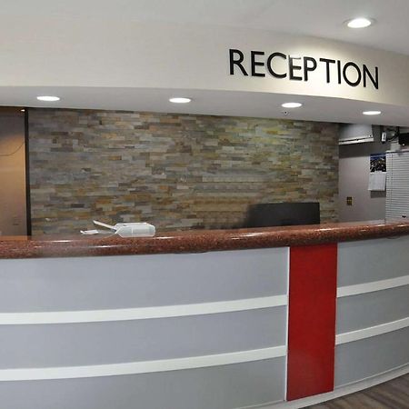 Ramada By Wyndham Abbotsford Hotel Bagian luar foto