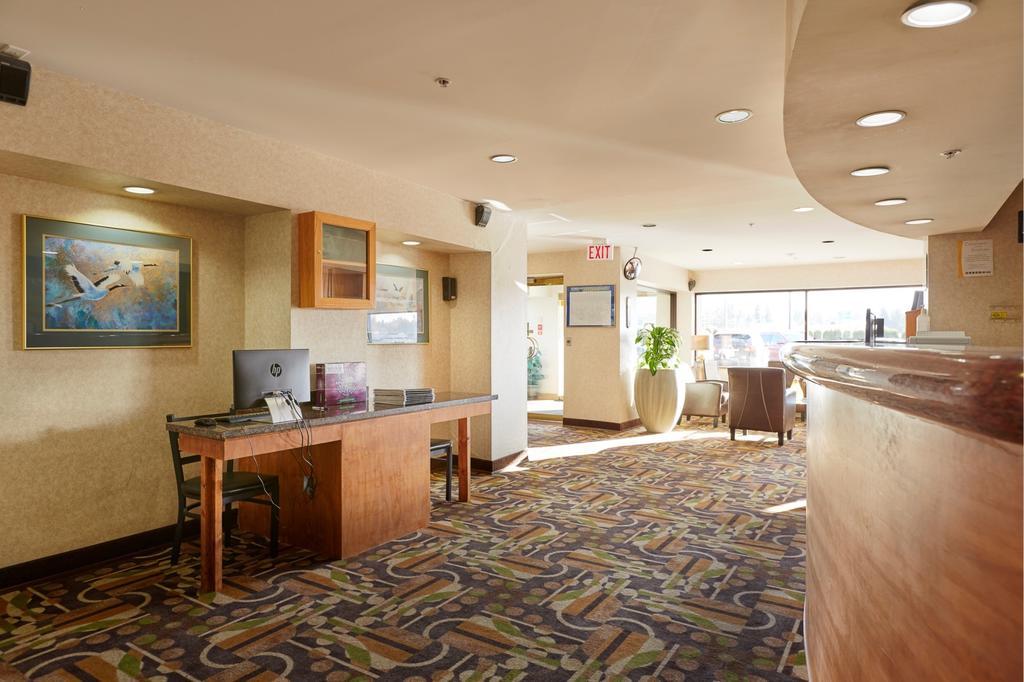 Ramada By Wyndham Abbotsford Hotel Bagian luar foto