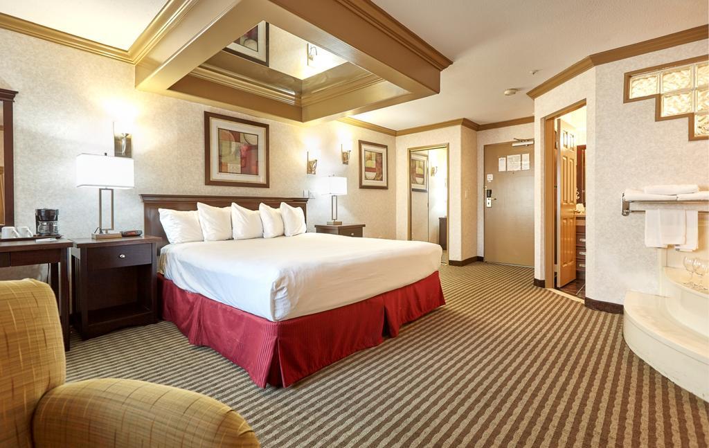 Ramada By Wyndham Abbotsford Hotel Bagian luar foto