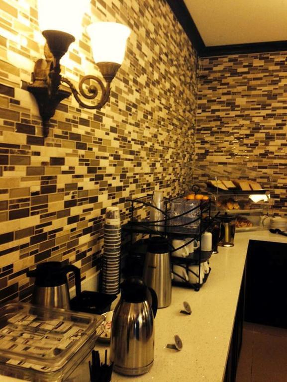 Ramada By Wyndham Abbotsford Hotel Bagian luar foto