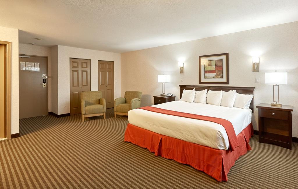 Ramada By Wyndham Abbotsford Hotel Bagian luar foto