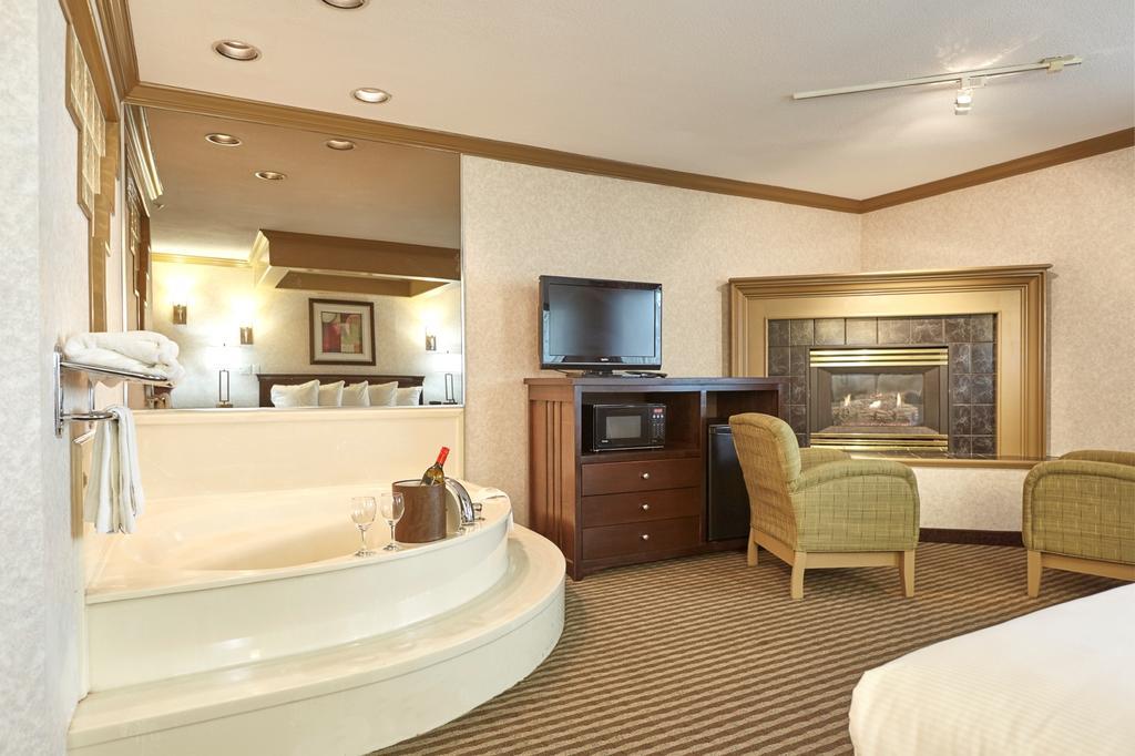Ramada By Wyndham Abbotsford Hotel Bagian luar foto