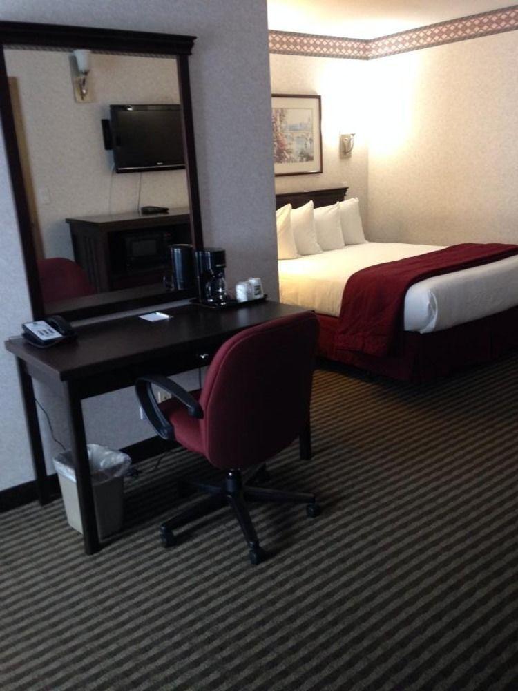 Ramada By Wyndham Abbotsford Hotel Bagian luar foto