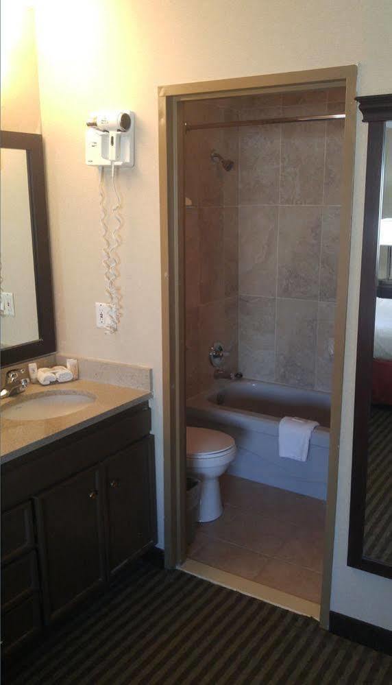 Ramada By Wyndham Abbotsford Hotel Bagian luar foto