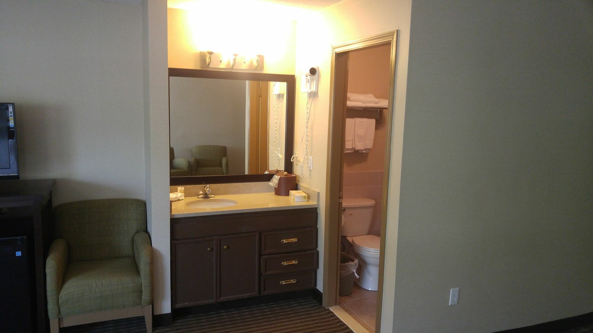 Ramada By Wyndham Abbotsford Hotel Bagian luar foto