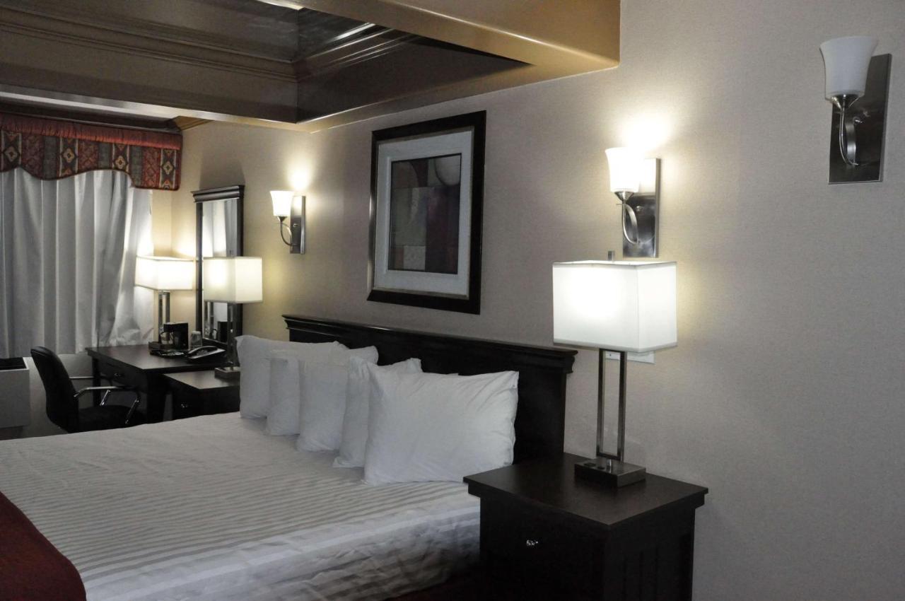 Ramada By Wyndham Abbotsford Hotel Bagian luar foto