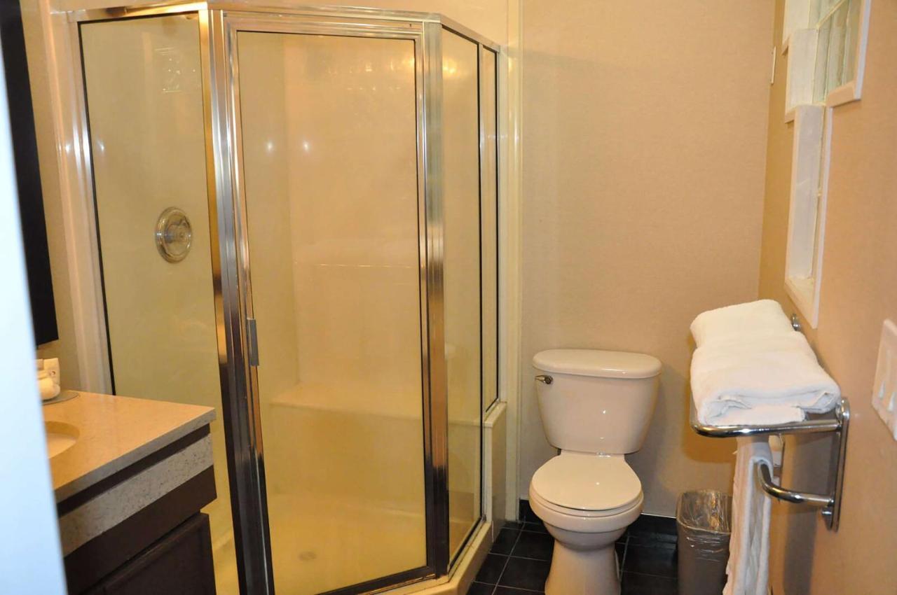 Ramada By Wyndham Abbotsford Hotel Bagian luar foto