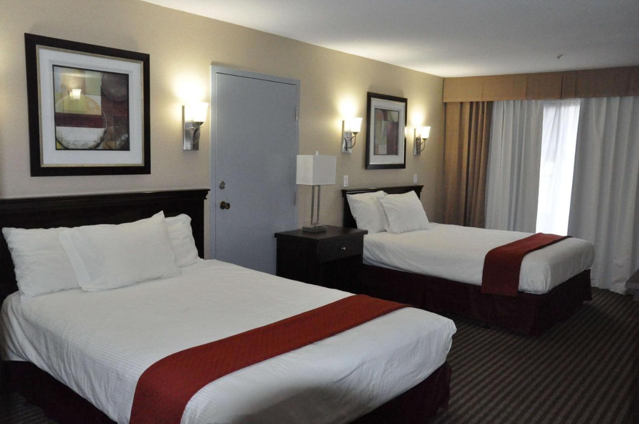 Ramada By Wyndham Abbotsford Hotel Bagian luar foto