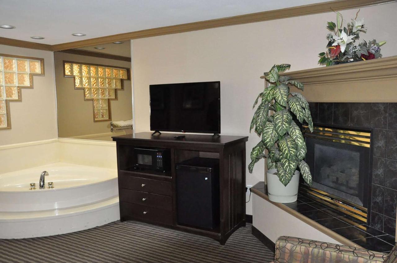 Ramada By Wyndham Abbotsford Hotel Bagian luar foto